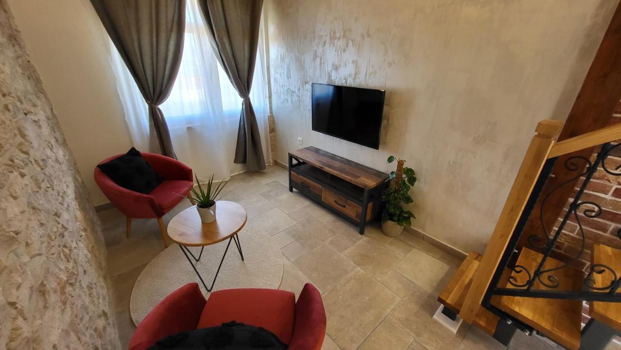 Stone House Apartment Didini Dvori Lumbarda Bagian luar foto