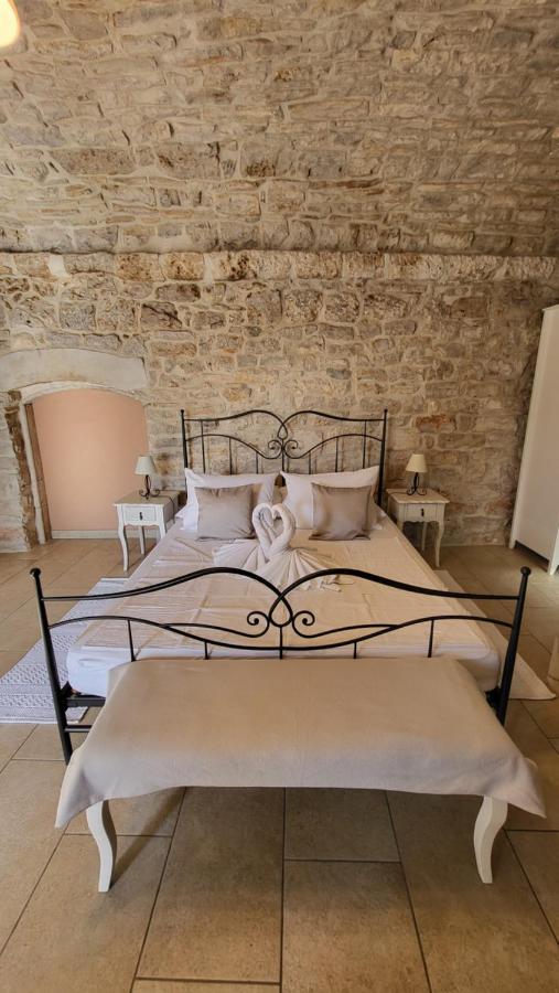 Stone House Apartment Didini Dvori Lumbarda Bagian luar foto