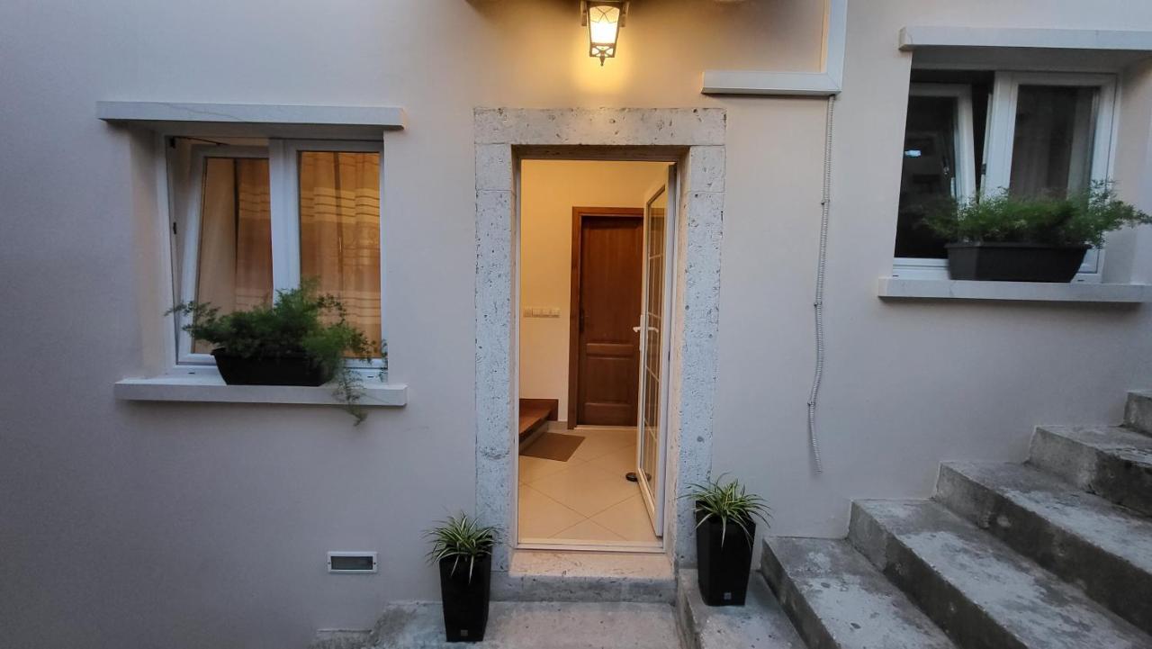 Stone House Apartment Didini Dvori Lumbarda Bagian luar foto