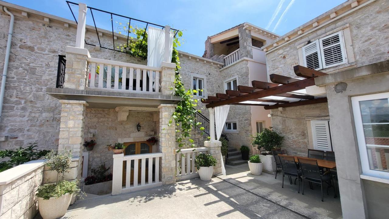 Stone House Apartment Didini Dvori Lumbarda Bagian luar foto