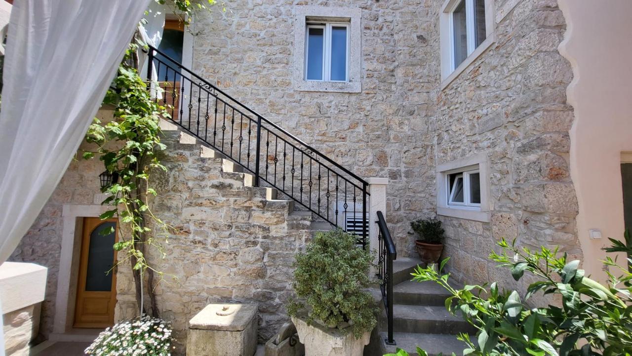 Stone House Apartment Didini Dvori Lumbarda Bagian luar foto