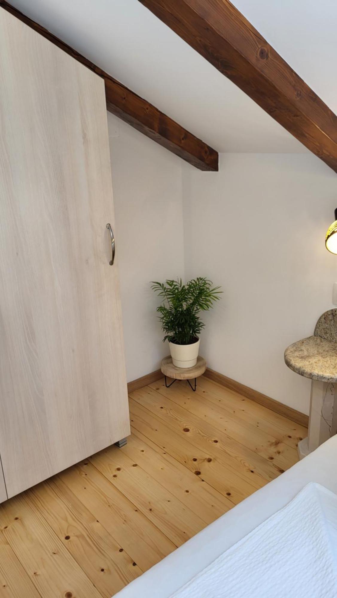 Stone House Apartment Didini Dvori Lumbarda Bagian luar foto